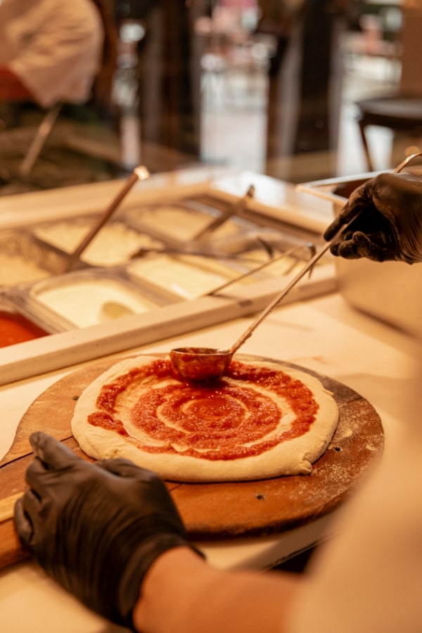 Pizzaiolo en train de faire une pizza